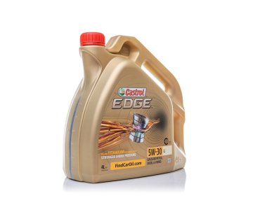 Motor yağı Castrol Edge beyaz zemin üzerinde. Studio fotoğraf.