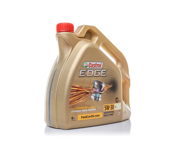 Motor yağı Castrol Edge beyaz zemin üzerinde. Studio fotoğraf. — Stok fotoğraf