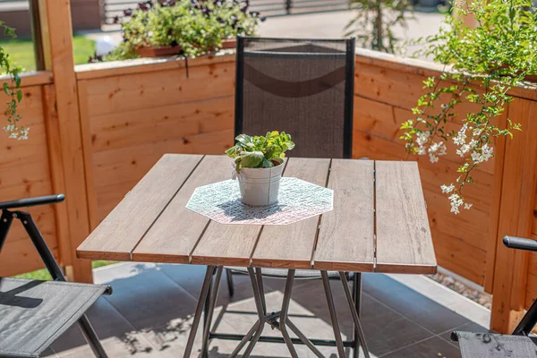 Mesa de madeira no terraço. — Fotografia de Stock