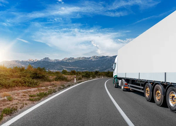 Weißer LKW auf Asphaltstraße — Stockfoto