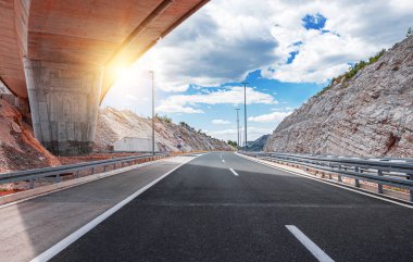 Otoyol köprüsü ve yoldaki arabalar.