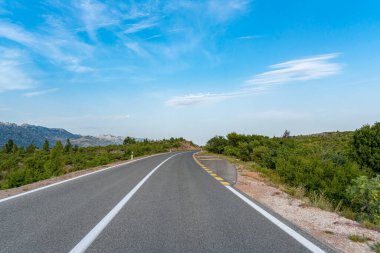 Manzaralı yol. Yol muhteşem bir doğal manzara ile çevrilidir..