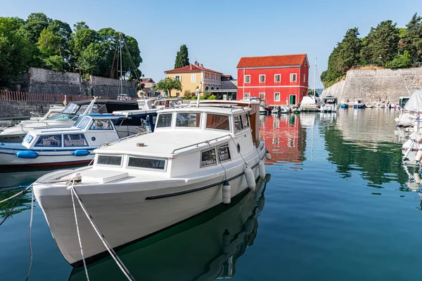 Plezier- en vissersboten in de jachthaven in Zadar, Kroatië. — Stockfoto