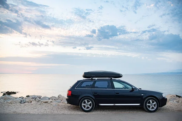 Reisende Auto Audi A6 am Strand am Abend. — Stockfoto