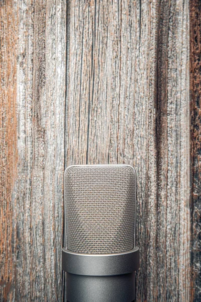 Condensador de diafragma grande microfone estúdio. Em fundo de madeira. — Fotografia de Stock