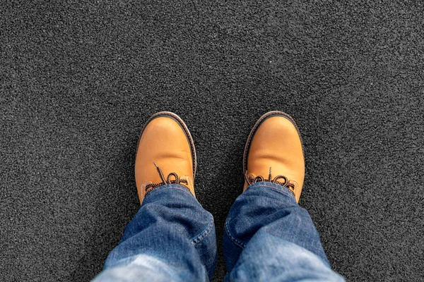 Ноги в желтых туфлях и джинсах. — стоковое фото
