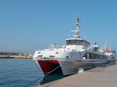 Marinada büyük bir katamaran var..