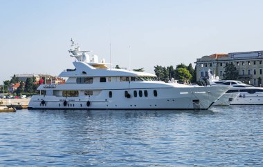 Beyaz yat Marina.