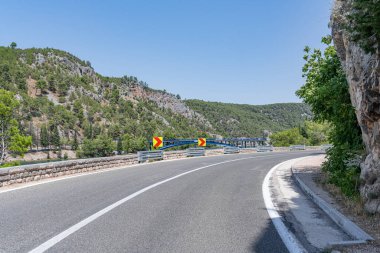 Dağlarda keskin virajlı bir yol.