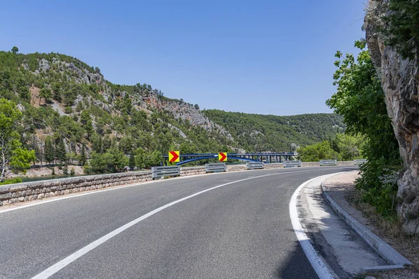 Dağlarda keskin virajlı bir yol.