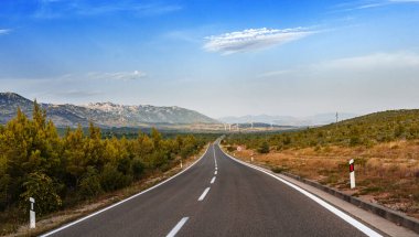 Manzaralı yol. Yol muhteşem bir doğal manzara ile çevrilidir..