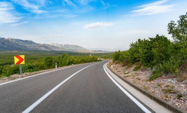 Manzaralı yol. Yol muhteşem bir doğal manzara ile çevrilidir..