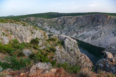 Hırvatistan 'ın Zrmanja kanyonu gün batımında