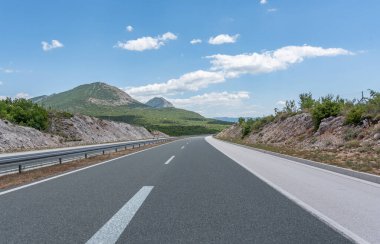 Manzaralı yol. Yol muhteşem bir doğal manzara ile çevrilidir..
