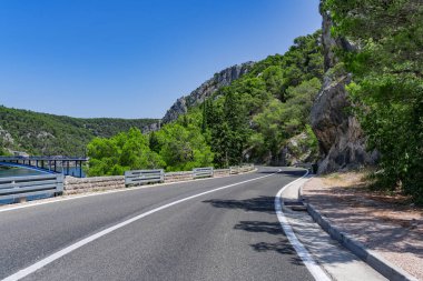 Yol üzerindeki karayolu köprüsü.