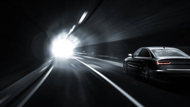 Arabalar karanlık bir tünelde ışığa doğru koşuyor..