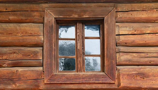 Eski ahşap bir evin penceresi. — Stok fotoğraf