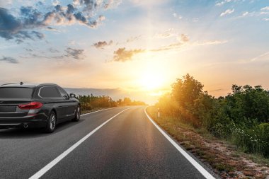 Araba yol boyunca gidiyor..