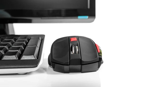 Computer e mouse isolati su bianco — Foto Stock