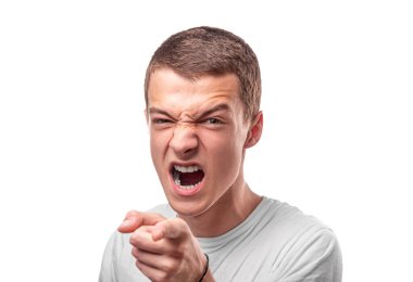 Saldırgan genç adam parmağını gösteriyor..