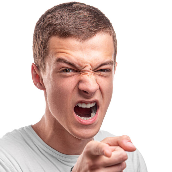 Агрессивный молодой человек показывает пальцем.