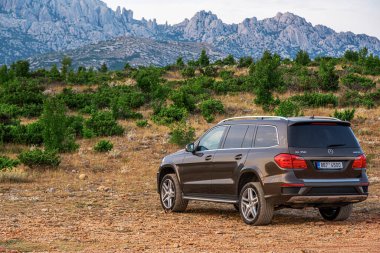Gün batımında Zrmanja Kanyonu 'nda Mercedes-Benz GL 350. Hırvatistan.