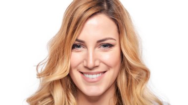 Beyaz kıvırcık sarı saçlı, güzel sarışın kadın..