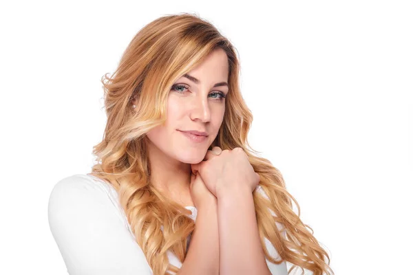 Hermosa mujer rubia con pelo rubio rizado aislado en blanco. — Foto de Stock