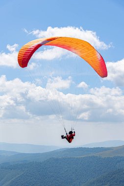 Gökyüzünün arka planında paragliding.