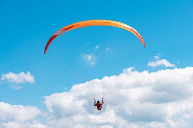 Gökyüzünün arka planında paragliding.