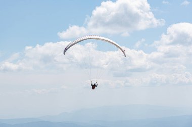 Gökyüzünün arka planında paragliding.