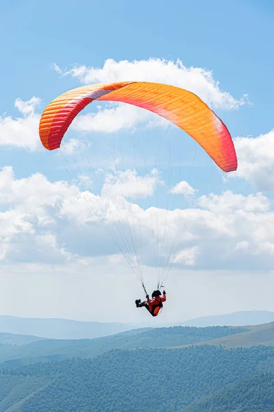 Paragliding op de achtergrond van de lucht. — Stockfoto