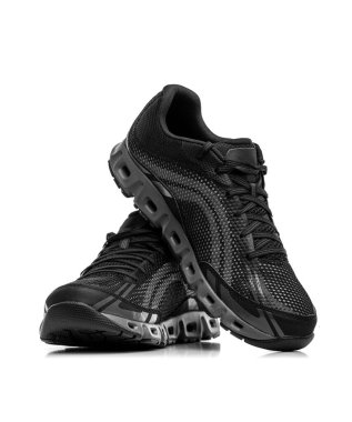 Siyah spor ayakkabı koşu ayakkabıları.