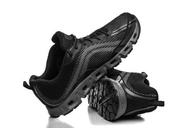 Siyah spor ayakkabı koşu ayakkabıları.