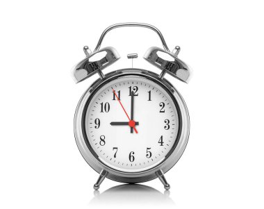 Alarm saati beyaz arkaplanda izole edildi.