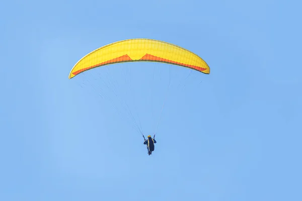 Skärmflygning på bakgrunden av himlen. — Stockfoto