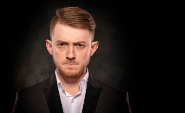 Siyah takım elbiseli yakışıklı bir adam..