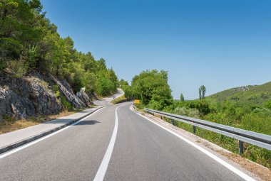 Manzaralı yol. Yol muhteşem bir doğal manzara ile çevrilidir..
