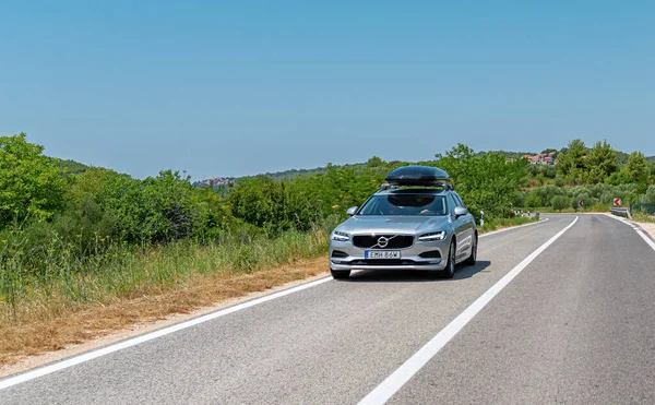 De Volvo S60 is een mid-range sportwagen op de snelweg.. — Stockfoto