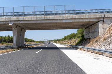 Skradin, Hırvatistan - 27 Temmuz 2021: Rijeka, Hırvatistan 'da otoyol köprüsü ve otomobiller yolda.