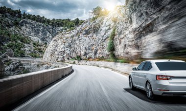 Yoldaki beyaz araba.