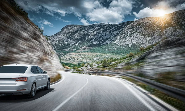 Bílé auto na silnici. — Stock fotografie