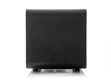 Siyah bilgisayar sistemi beyaz üzerine izole edildi.