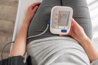 Tansiyon testi. Elinde tonometre olan bir adam basıncı ölçer..