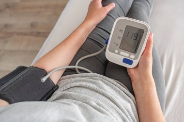 Tansiyon testi. Elinde tonometre olan bir adam basıncı ölçer..