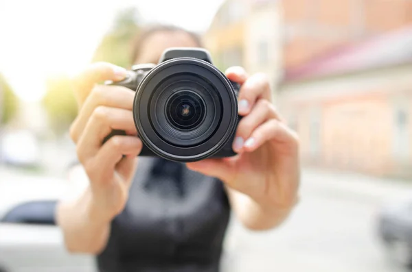 Fotograf robi zdjęcia na ulicy.. — Zdjęcie stockowe