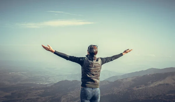 Traveler Raises Her Hands While Standing Top Mountain — Stock Photo, Image
