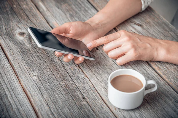 Smartphone Dans Les Mains Sur Fond Une Table Bois Une — Photo