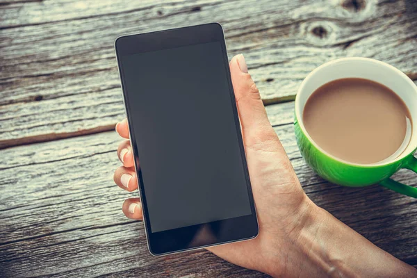 Smartphone Händerna Bakgrunden Ett Träbord Och Kopp Kaffe — Stockfoto