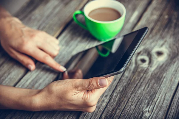 Tablet Ordenador Las Manos Fondo Una Mesa Madera Una Taza — Foto de Stock